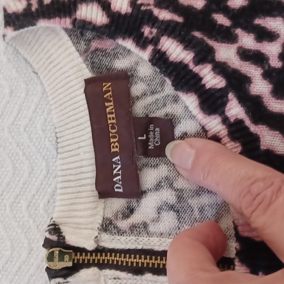 Dana Buchman - Very Thin Knit 3/4 Sleeve Blk/Pink/Whi Print Top Back Zip W-L - Picture 3 of 8